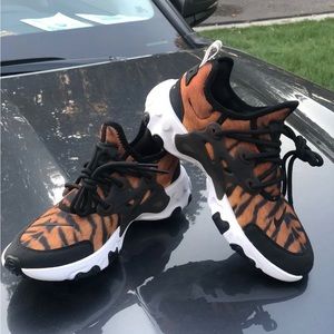 Nike React Presto Tiger Print Orange Shoes CT6623-800 Mens Size 5Y Womens 6.5.